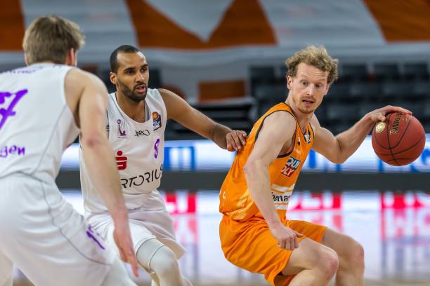 足让他在竞 足让他在竞